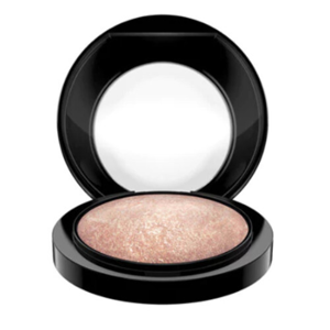 MAC Cosmetics Luxusný zapečený rozjasňujúci púder ( Mineral ize Skinfinish) 10 g Global Glow